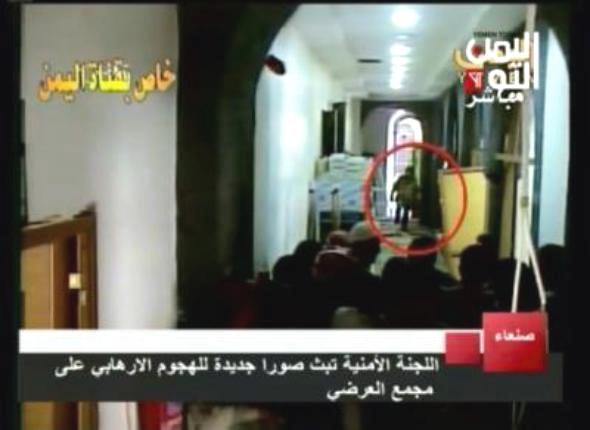 مشاهد قتل الاطباء والجرحى.. أب يحتضن طفلته بقوة بعد ان فقد الأمل بالنجاة (فيديو)
