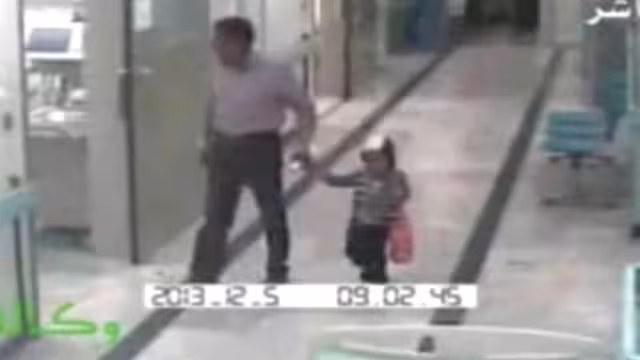 نجوت انا وابني باعجوبة والد الطفل الذي ظهر في فيديو مجمع العرضي يشرح كيف نجاء هو وابنه (تفاصيل)