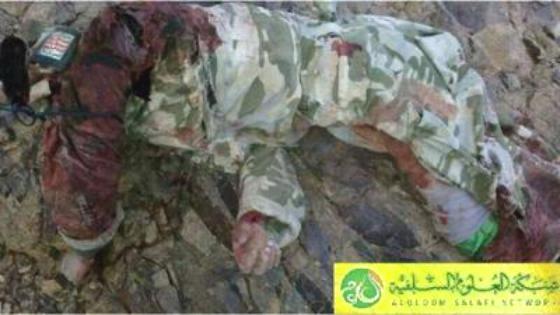 جثث قتلى حوثيين يرتدون بزات عسكرية تابعة للحرس الجمهوري (صورة)