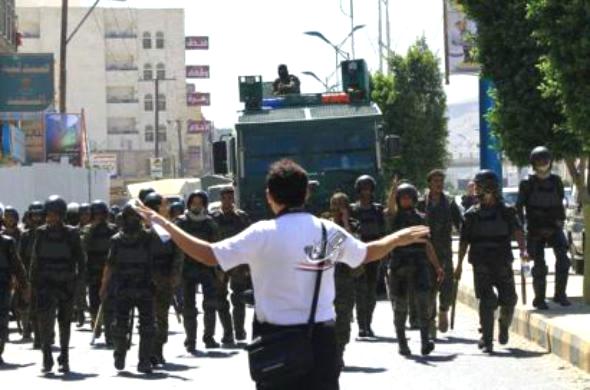 قمع مسيرة سلمية قرب منزل الرئيس.. وناشط: هادي يتحول إلى ديكتاتور مرعب