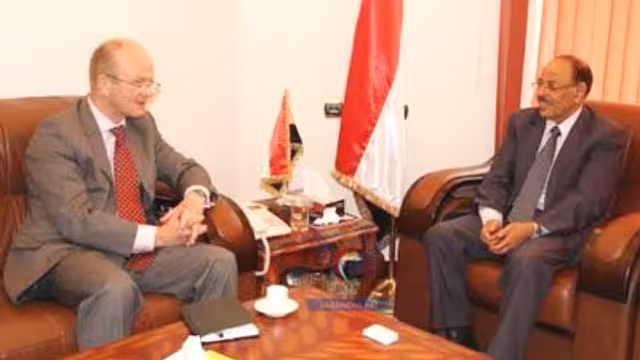 اللواء علي محسن يلتقي الملحق العسكري البريطاني بصنعاء