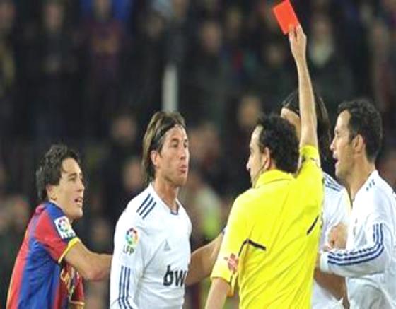 حكم إسباني يفجرها: ريال مدريد أقصاني ليهزم برشلونة في 2011