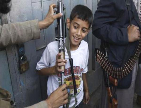 أمّ يمنية تقتل طفلتها أثناء العبث ببندقية