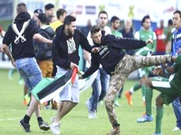 بالفيديو.. علقة ساخنة للاعبي فريق إسرائيلي بسبب الحرب على غزة