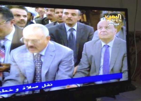 لقاء تاريخي: صلاة العيد تجمع هادي وصالح ومحسن (صورة)
