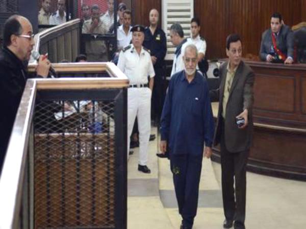 محكمة مصرية تقضي بالمؤبد على المرشد وقيادات للإخوان