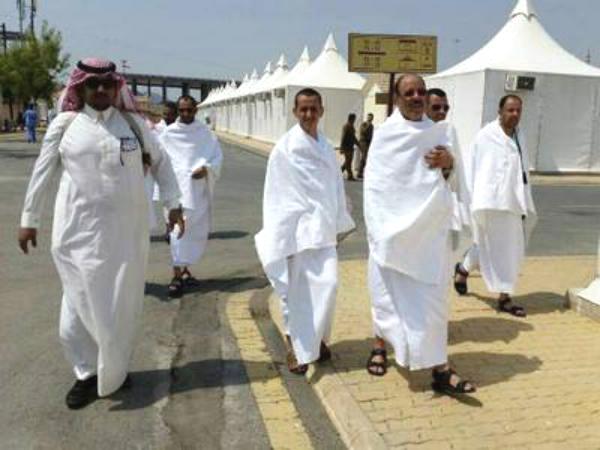 اللواء علي محسن الأحمر يؤدي فريضة الحج لهذا العام (صورة)