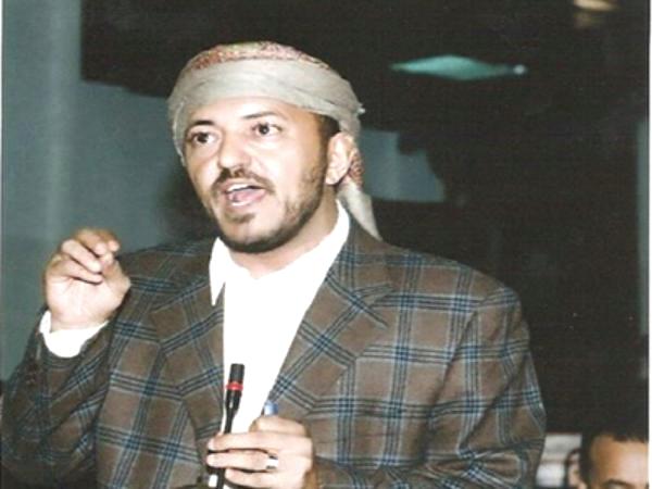 الشيخ صادق الاحمر يعزي بوفاة النائب محمد عبدالاله القاضي