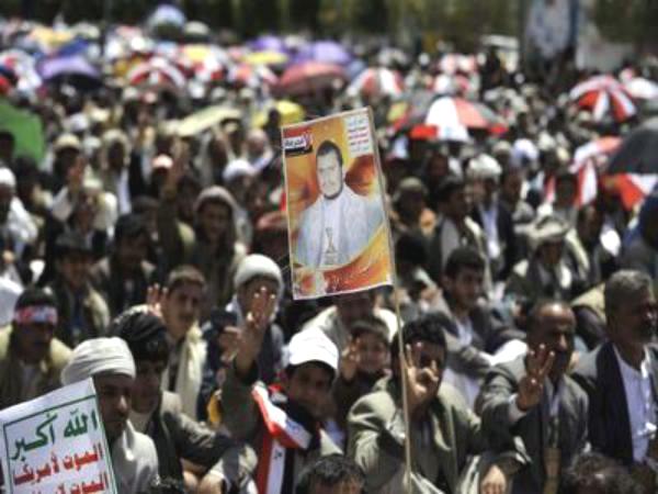 الحوثيون يعلنون مسؤوليتهم عن توقيف بن مبارك لمنع الانقلاب على السلم والشراكة (بيان)