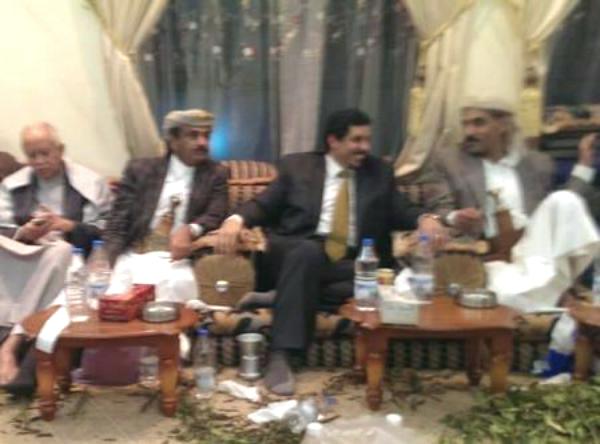 بن مبارك يصل إلى منزل الشيخ عوض بن محمد الوزير (أول صورة بعد الافراج عنه)