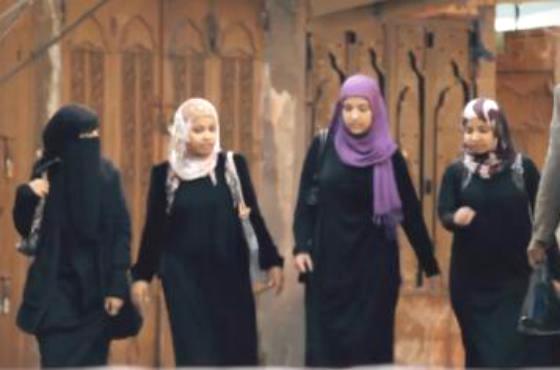 أربع فتيات يمنيات يكسرن “العيب” بفيلم يستفز التقاليد (فيديو)