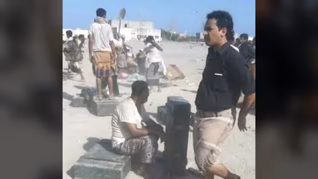مسلحو اللجان الشعبية الموالية لهادي ينهبون معدات من معسكر الأمن الخاصة بعد سقوطه