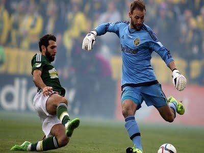 خطأ كارثي في الدقيقة الاولى من حارس كرو يمهد الطريق لتتويج التيمبرز بلقب الMLS (فيديو)