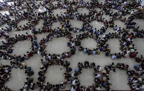 حلقات إفطار رمضان في أحد مساجد إندونيسيا (صور)