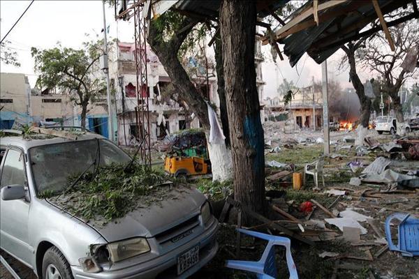 تفجير انتحاري يستهدف فندقا وسط العاصمة الصومالية