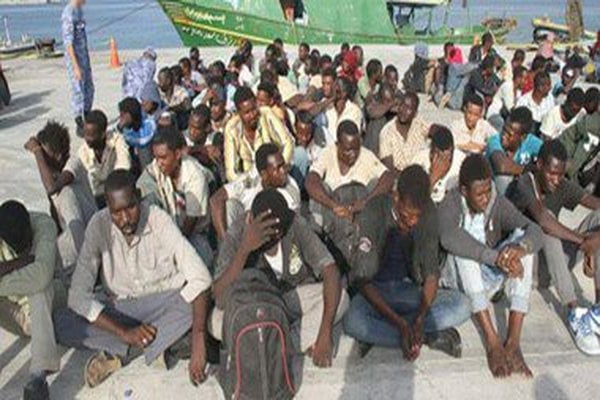 الهجرة الدولية: إجلاء 86 لاجئاً صومالياً من اليمن