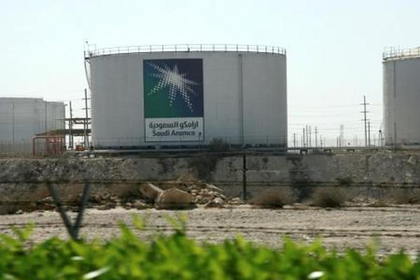 شعار أرامكو السعودية على صهريج النفط في الدمام