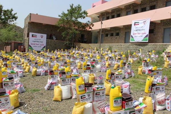 توزيع 2500 سلة غذائية للأسر المتضررة في تعز