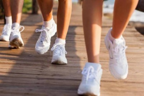 دراسة: المشي السريع 10 دقائق يومياً يعزز قوة الدماغ