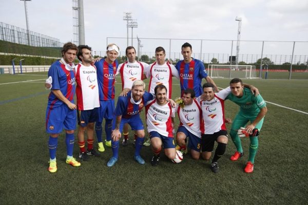 ميسي يقود نجوم برشلونة في مباراة أمام  منتخب إسبانيا للمكفوفين.. فيديو