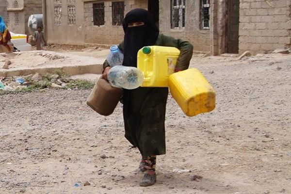 فاتورة مياه الشرب… الكوليرا تضاعف أعباء اليمنيين