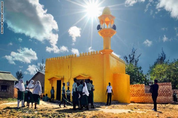 لماذا عمم الكينيون اللون الأصفر على مساجدهم وكنائسهم؟