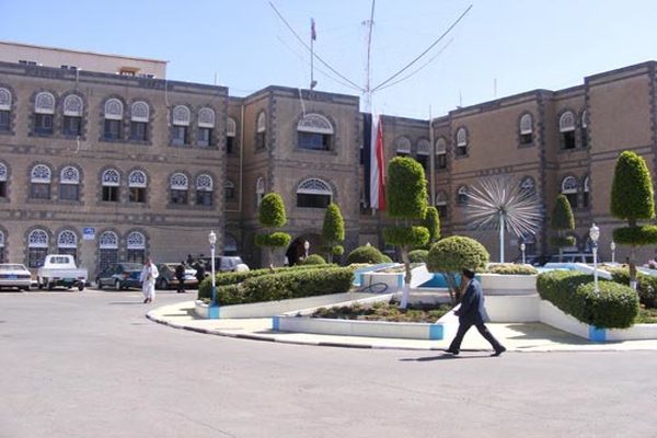 وزارة المالية في صنعاء توجه ببدء الإجراءات لصرف مرتبات الموظفين.. تفاصيل