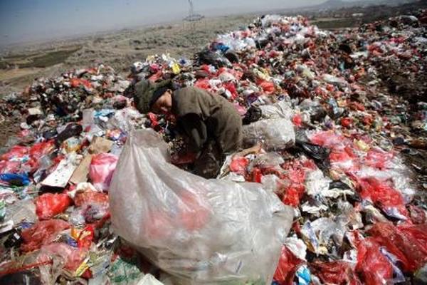 جبل القمامة السام خارج صنعاء يزيد من معاناة اليمنيين