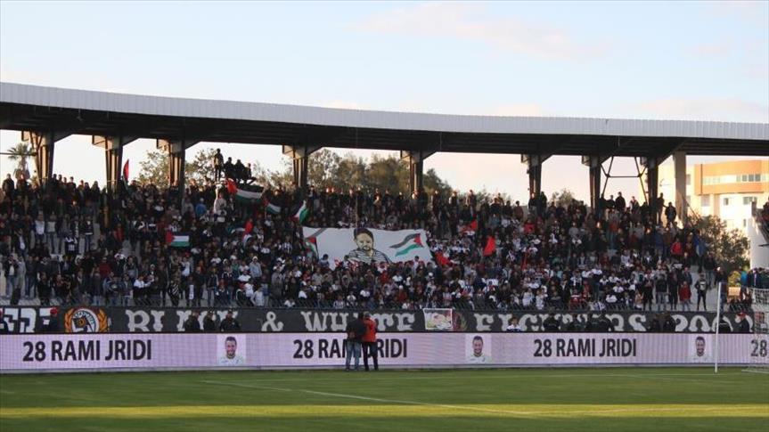 جماهير الصفاقسي التونسي ترفع علم فلسطين وصورا لـ"الزواري"