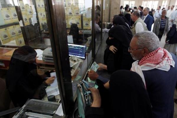 نذر انتفاضة مطلبية في صنعاء: أزمة الرواتب تخنق الموظفين