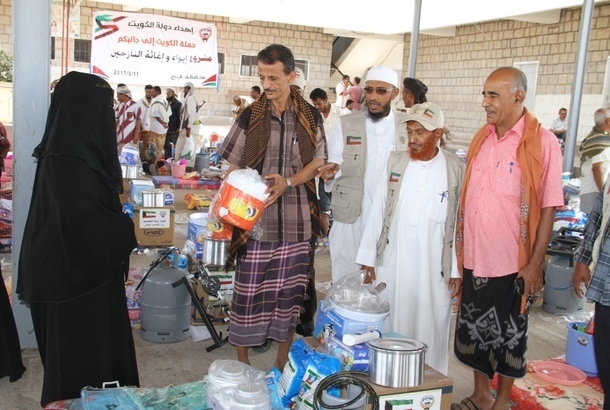 حملة "الكويت إلى جانبكم" توزع الدفعة الثانية من مستلزمات الإيواء بلحج