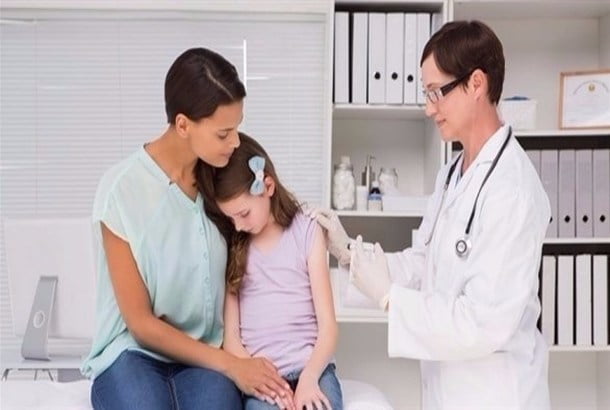قبل التطعيم.. لا تُهدئ طفلك بعبارات زائفة