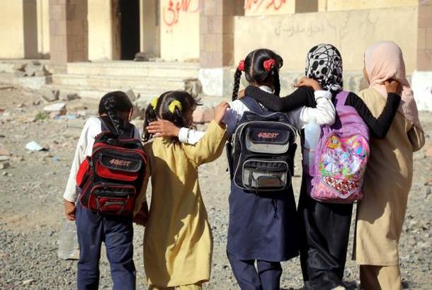معونات شعبية تبعد الجوع عن معلمي اليمن