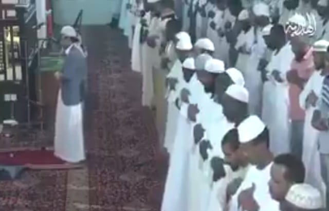 مفكر سوداني: ما أعذب الأصوات اليمانية.. فيديو صلاة في الخرطوم