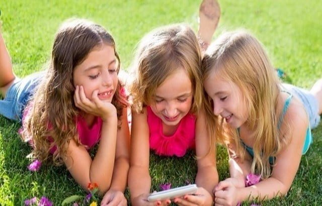 الاستخدام المفرط للهاتف الذكي يهدد طفلك بالبدانة