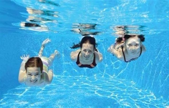 هكذا تحمي أذنك قبل السباحة