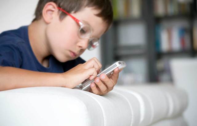 ما هو السن المناسب لطفلك للحصول على هاتف ذكي؟