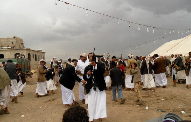 وفاة رجل برصاصة طائشة في صنعاء وضبط 23 متورطاً بإطلاق النار في الأعراس