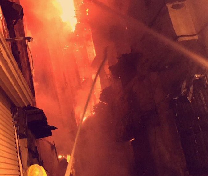 اندلاع حريق_المنطقة_التاريخية في جدة السعودية.. بالفيديو
