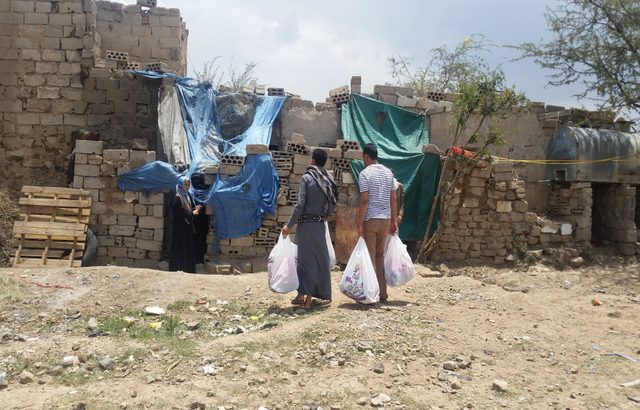 مبادرة “تو جاذر” تُوزع مَلابس العيد لـ127 طفلاً بصنعاء.. صور