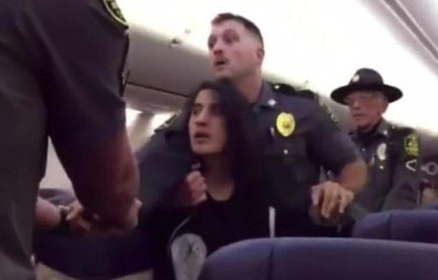 الشرطة الأمريكية تطرد مسلمة حامل من على متن طائرة بسبب كلبين.. فيديو