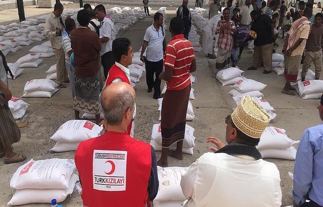 الهلال الأحمر التركي يوزع مساعدات في ريف تعز