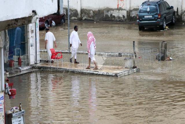 تعطل الملاحة وتوقف الدراسة غرب السعودية بسبب أمطار غزيرة