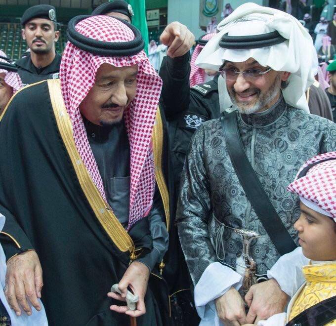 الملك سلمان يظهر مع الوليد بن طلال و متعب بن عبدالله