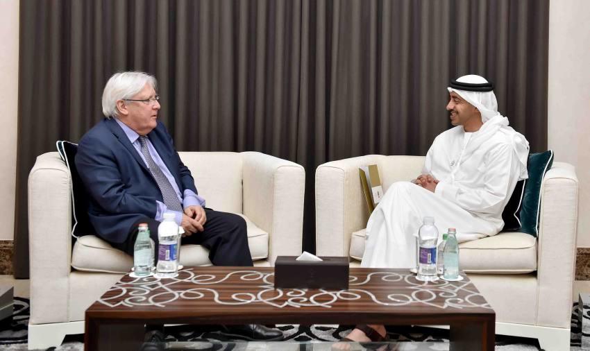 وزير الخارجية الإماراتي عبدالله بن زايد مع المبعوث الأممي مارتن غريفيث