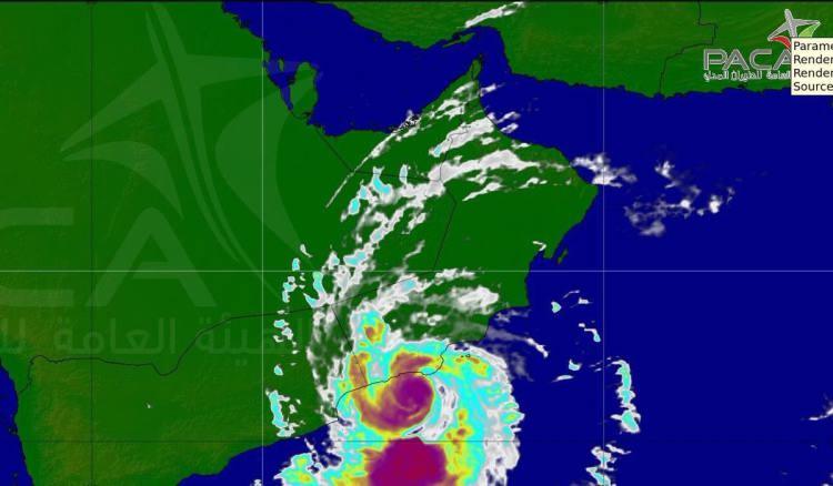 عُمان تمدد إغلاق مطار صلالة وتكشف موقع الإعصار قرب محافظة المهرة.. صورة