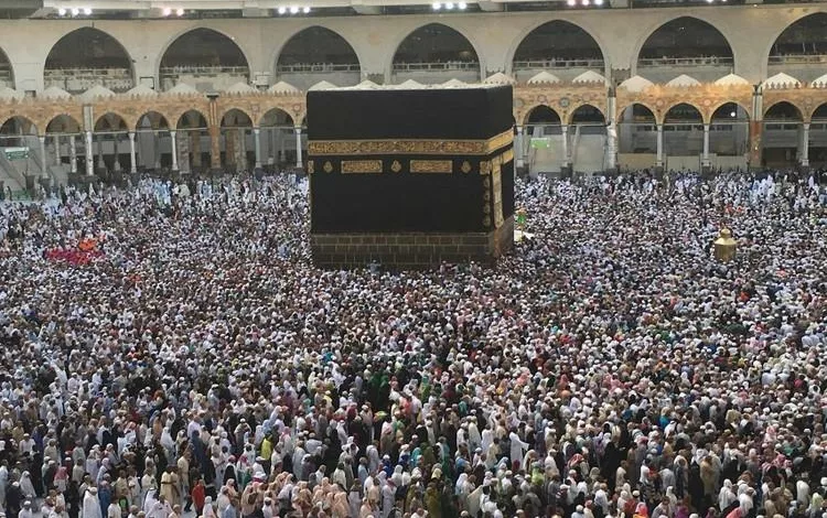 الكعبة المشرفة السعودية تعيد فتح باب العمرة