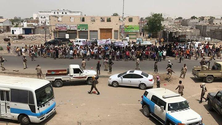 احتشد عدد كبير من المواطنين خارج المحكمة مطالبين بسرعة القصاص (تويتر)