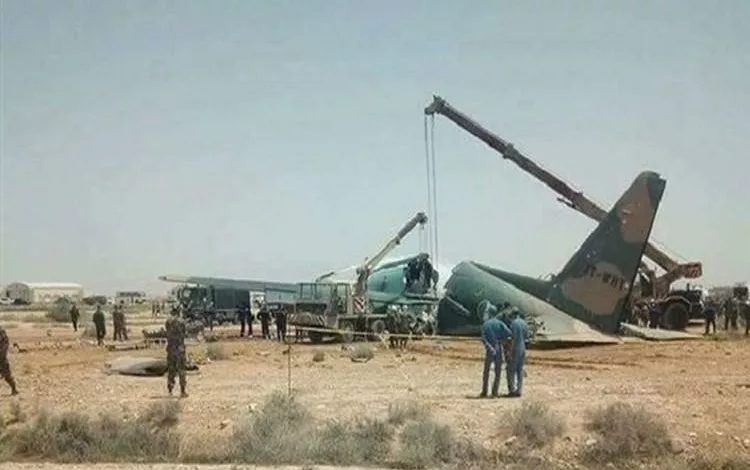 الطائرة العسكرية الجزائرية بعد انشطارها في مطار بسكرة