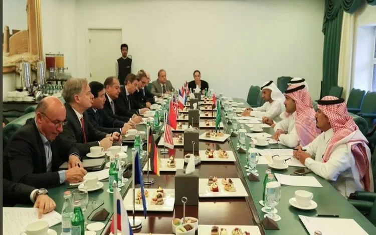 سفير السعودية لدى اليمن آل جابر مع سفراء الدول الخمس في الرياض